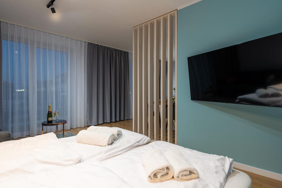 Bed, TV and multimedia, Photo of the whole room, Bedroom