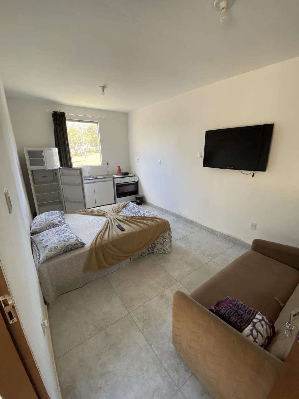 Bed, TV and multimedia, Photo of the whole room