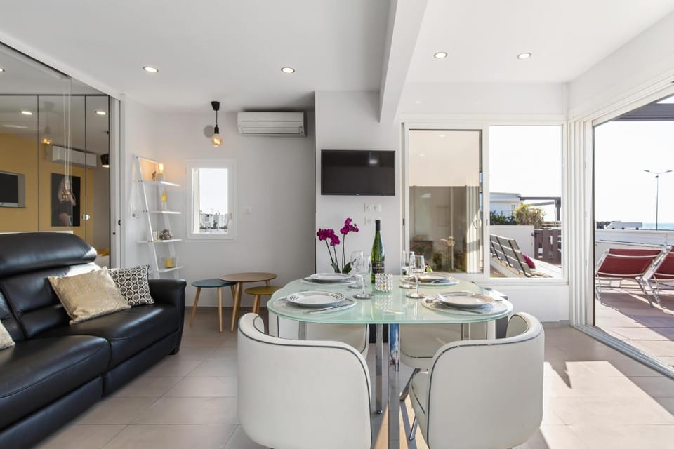 Living room, Dining area