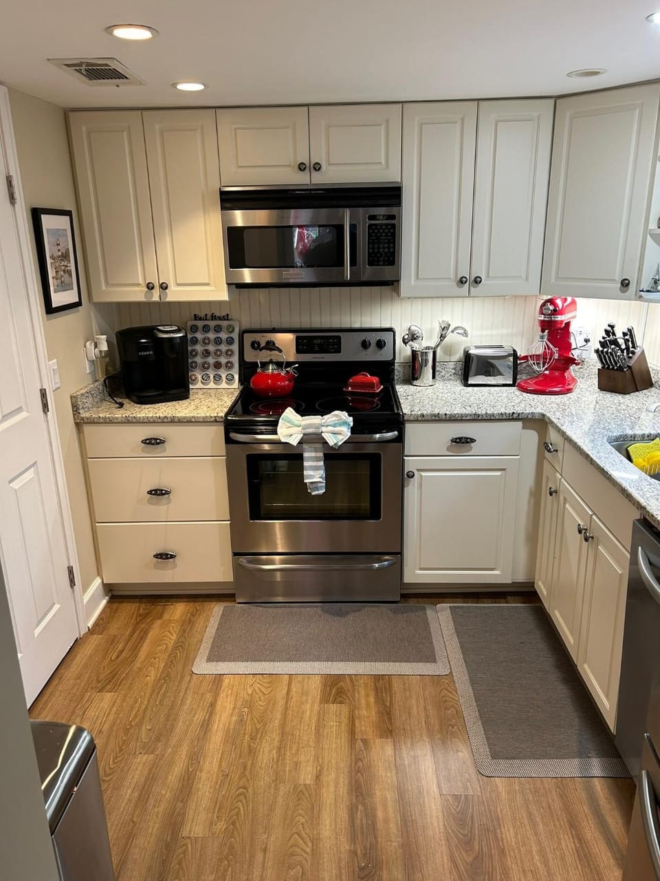 Kitchen or kitchenette, microwave, oven, stove