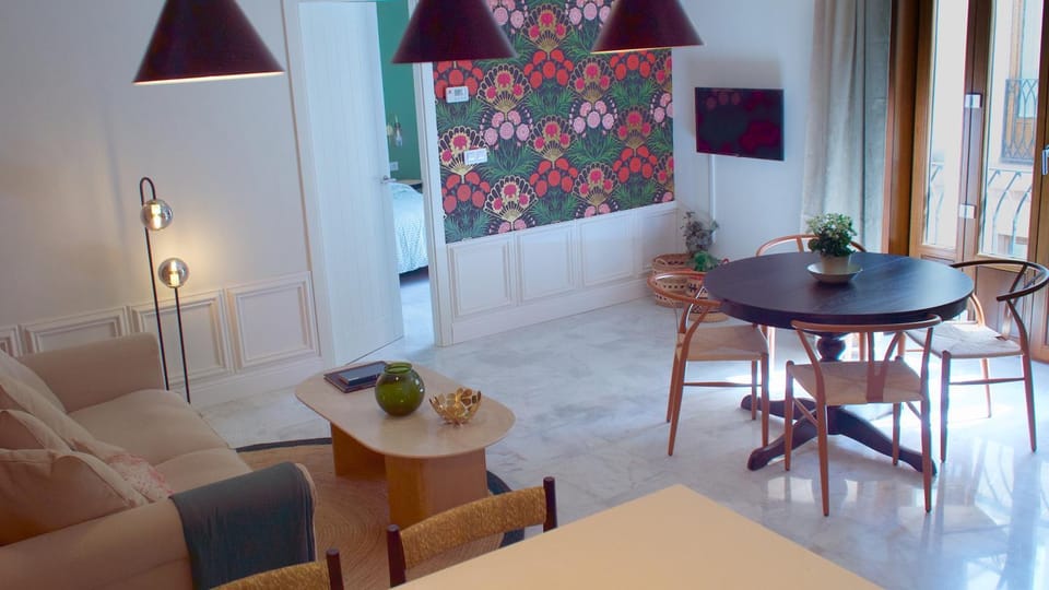 TV and multimedia, Seating area, Dining area