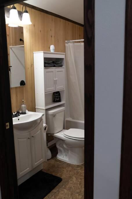 Rustic 2 bedroom Cabin 20 mins from Calamus Res. Cabin in Nebraska