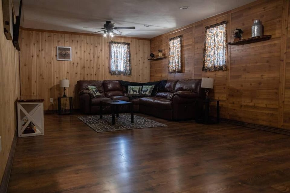 Rustic 2 bedroom Cabin 20 mins from Calamus Res. Cabin in Nebraska