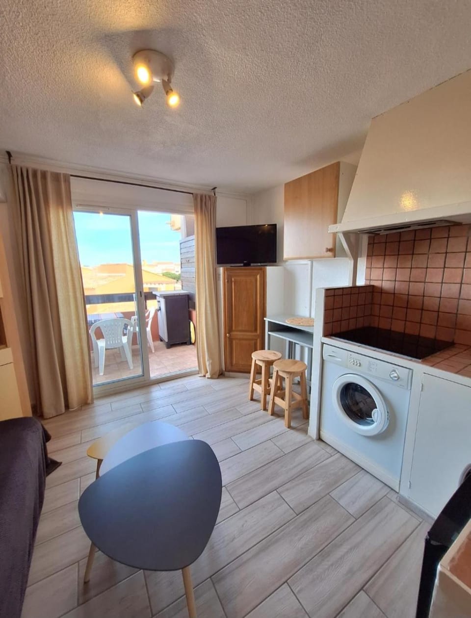 TV and multimedia, Kitchen or kitchenette, Seating area, Dining area, stove, washing machine