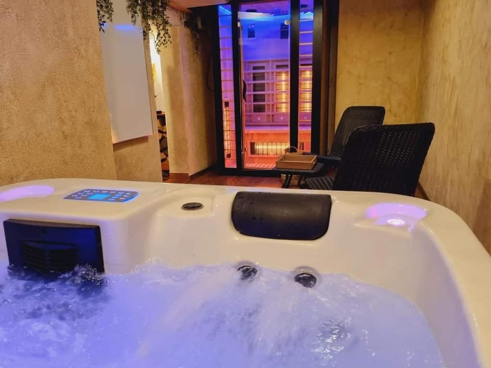 Hot Tub, Sauna, Spa and wellness centre/facilities, Photo of the whole room