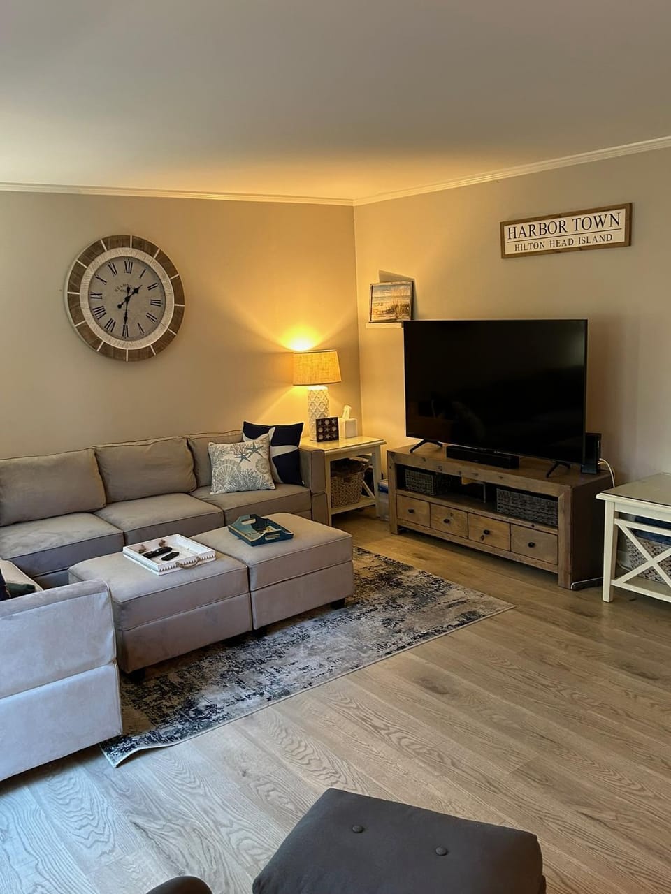 TV and multimedia, Living room, Photo of the whole room, Decorative detail, Seating area
