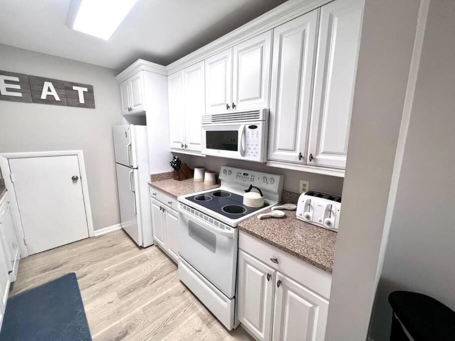 New Pics! Harbour Town 3BR/3BA - Pool Access - Book Now Villa in Hilton Head Island