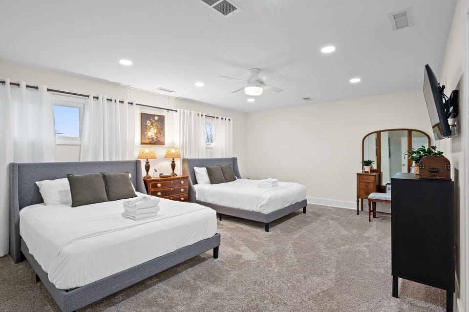 Gather Together - Charming Home for 20 Near Ark! House in Williamstown