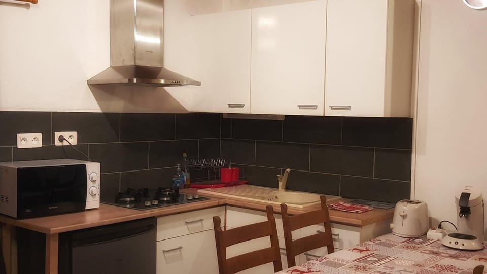 Coffee/tea facilities, Kitchen or kitchenette, Dining area, minibar, stove, toaster, kitchen
