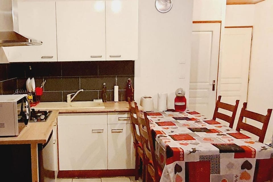 Kitchen or kitchenette, Dining area, minibar