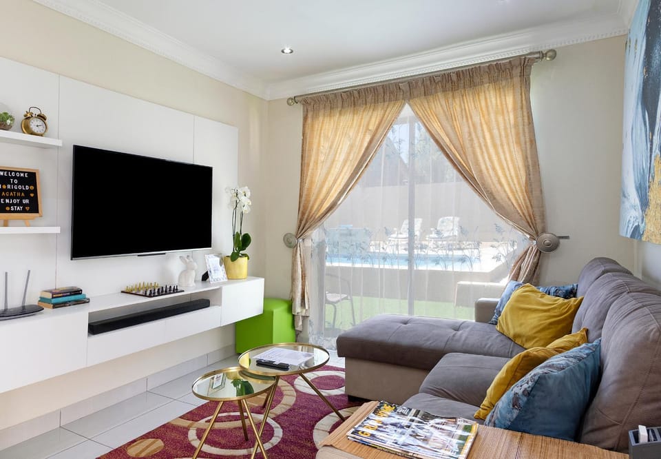 Communal lounge/ TV room, TV and multimedia, Living room, Seating area, Evening entertainment