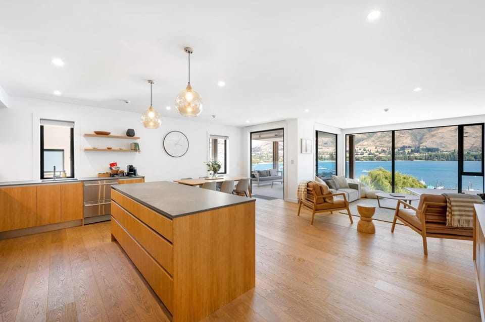 Lakeside Luxury Apartment in Wanaka
