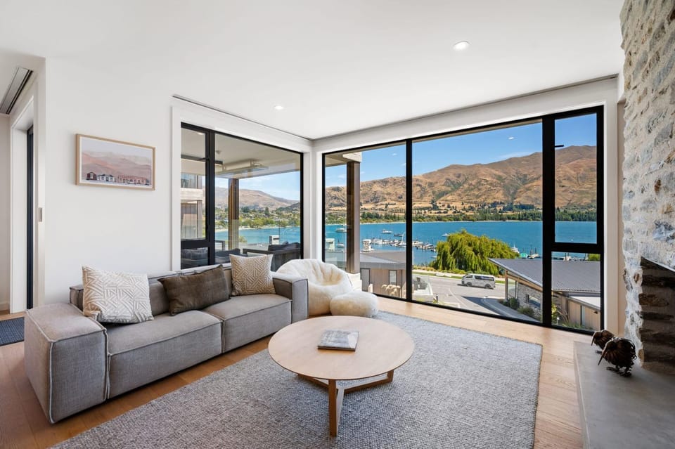 Lakeside Luxury Apartment in Wanaka