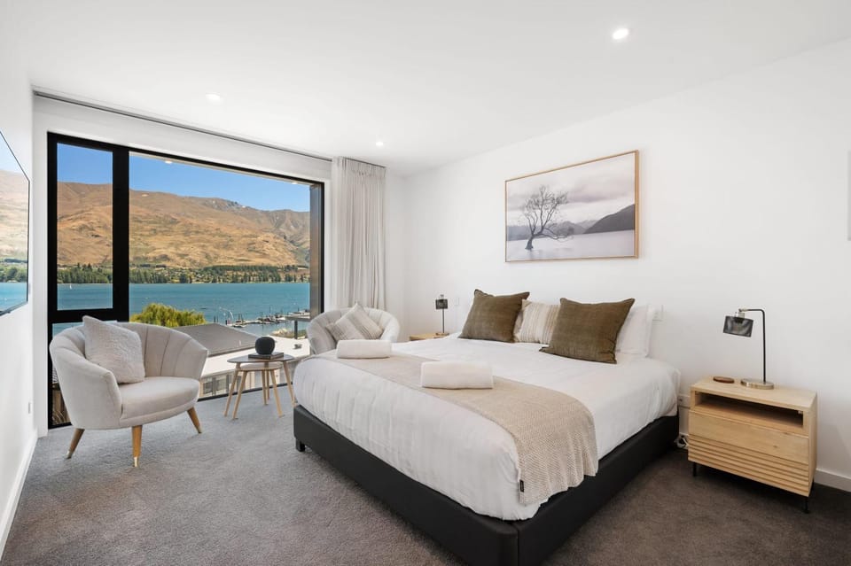 Lakeside Luxury Apartment in Wanaka