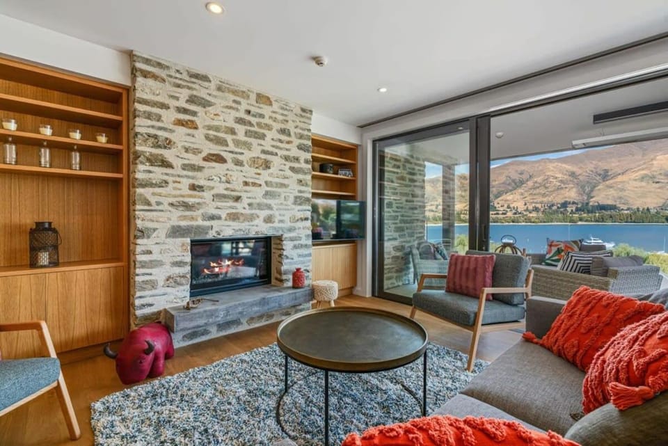 Luxury Lake View Apartment in Wanaka