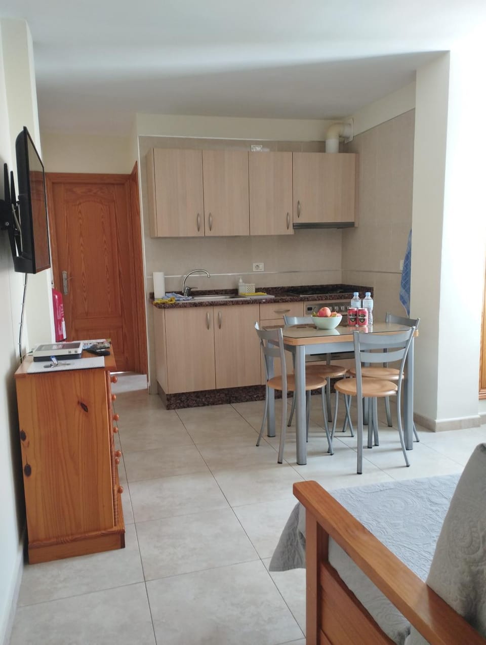 Kitchen or kitchenette, Living room, Dining area, minibar, stove