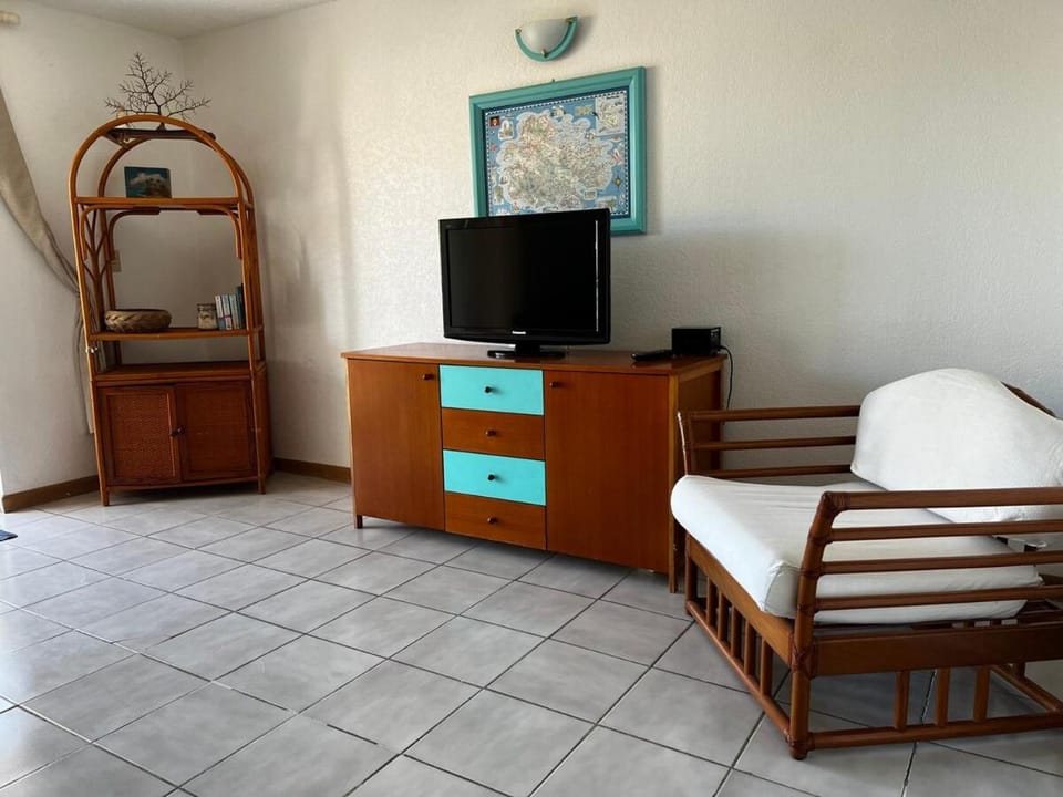Communal lounge/ TV room, TV and multimedia, Living room, Seating area, Evening entertainment