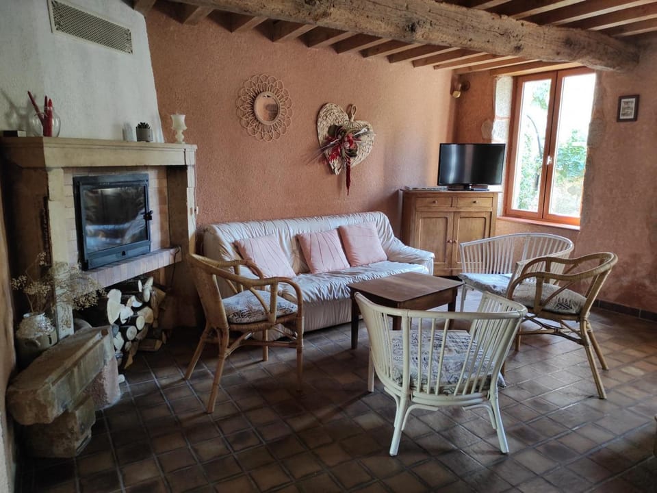 Gîte de 132 m² avec cheminée et jardin à Renaison - FR-1-496-257 House in Auvergne-Rhône-Alpes
