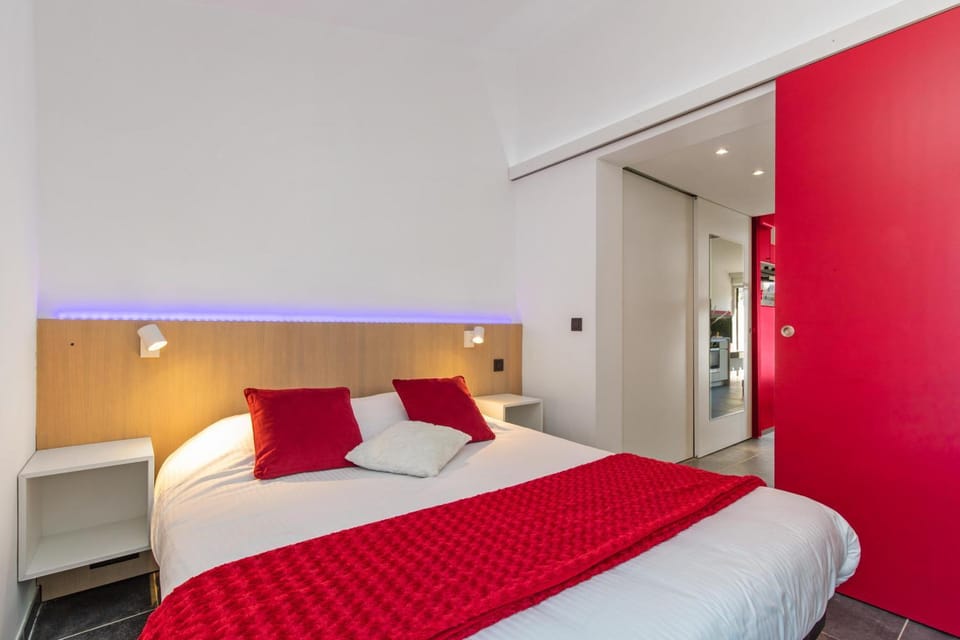 Bed, Photo of the whole room, Bedroom