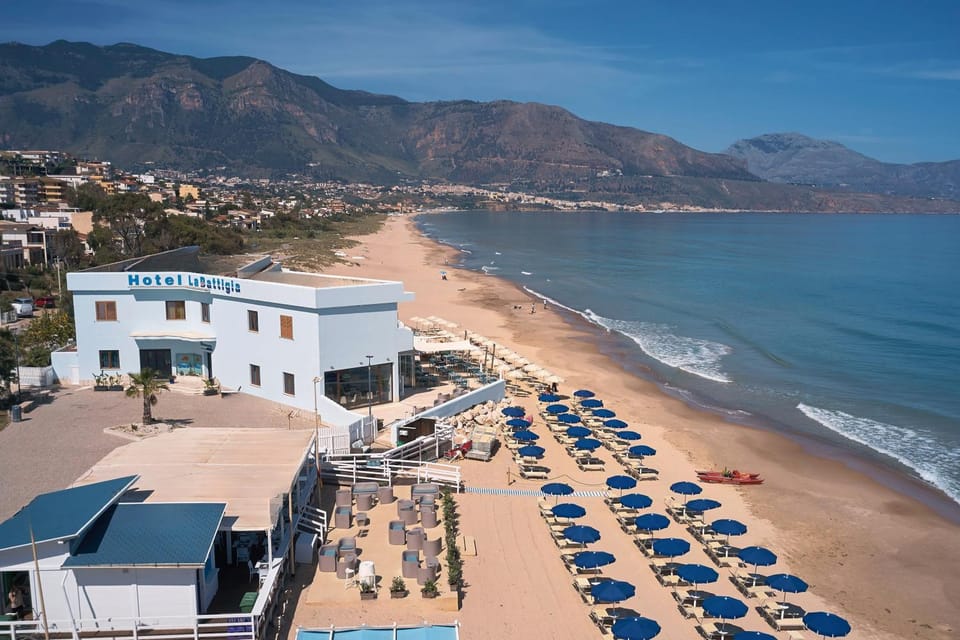 Property building, Day, Natural landscape, Bird's eye view, Beach, Mountain view, Pool view, Sea view, sunbed
