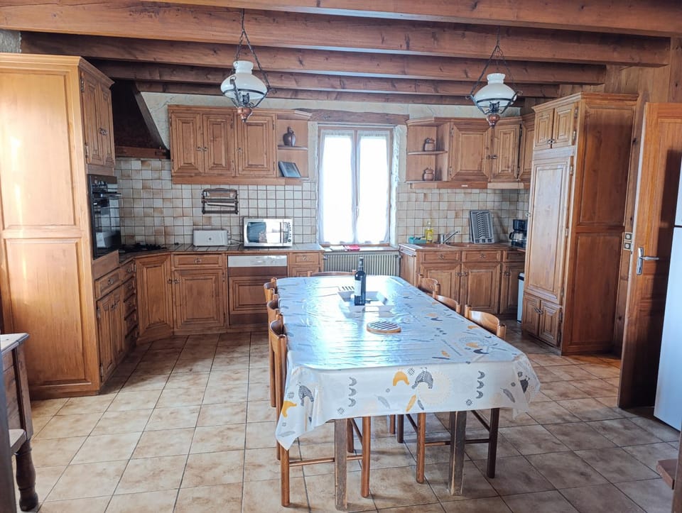 Kitchen or kitchenette, Dining area, stove