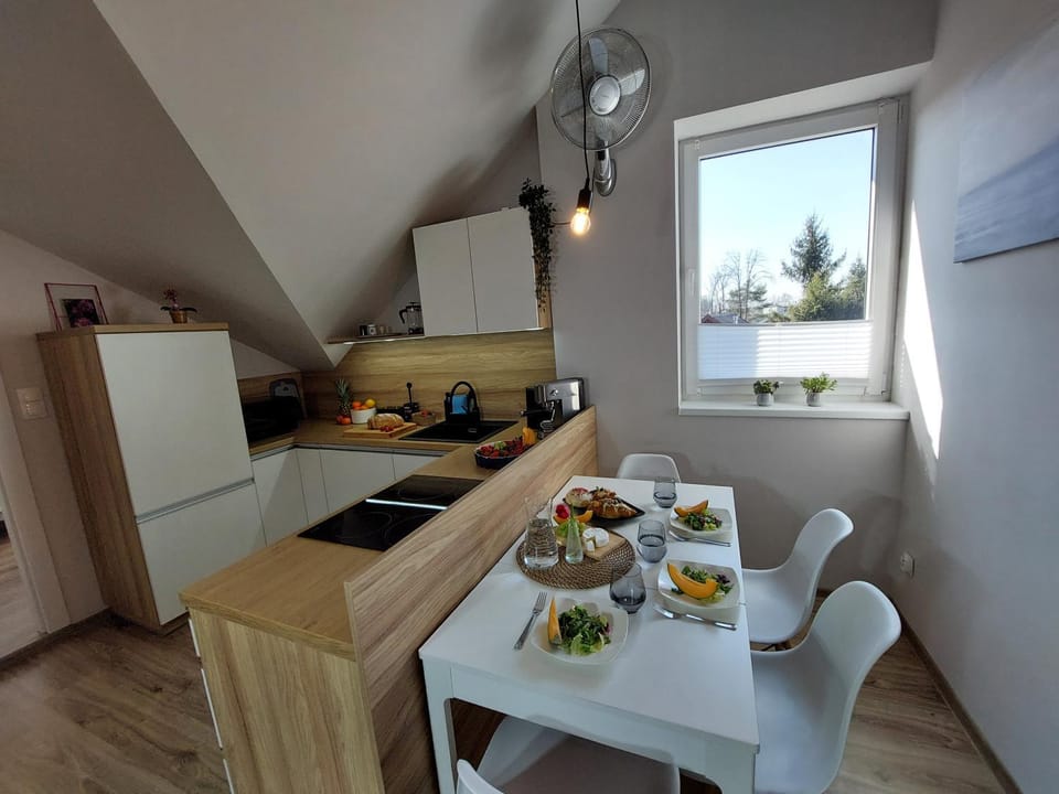 Kitchen or kitchenette, Food and drinks, Dining area, stove