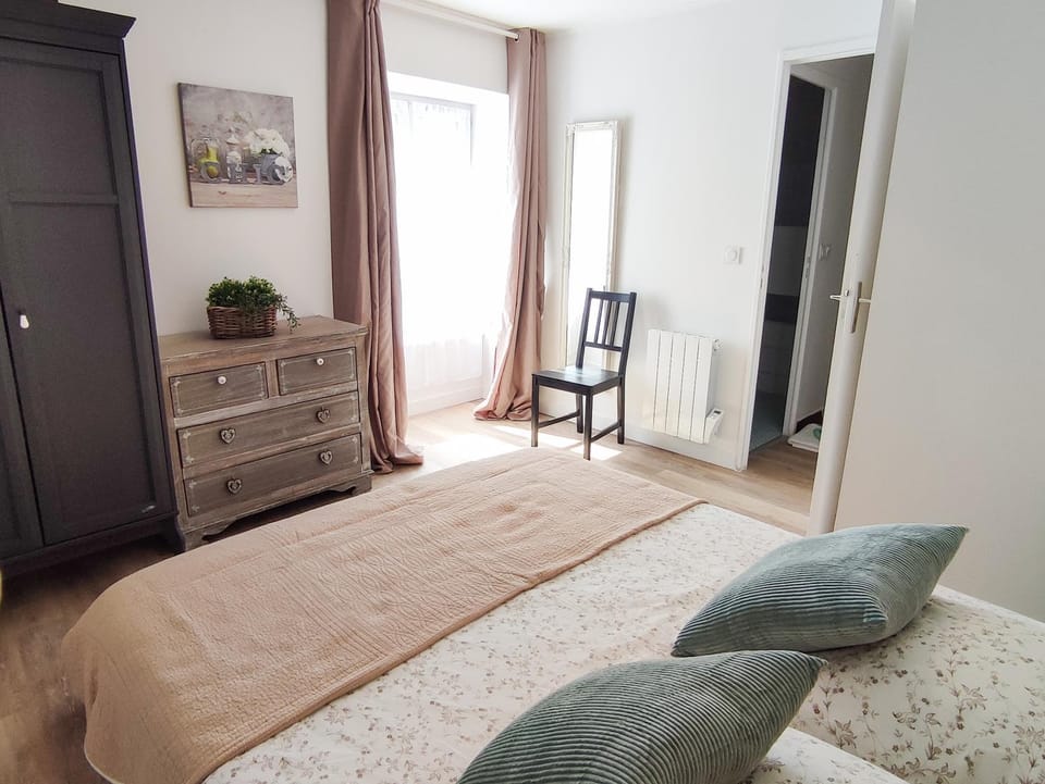 Bed, Photo of the whole room, Bedroom