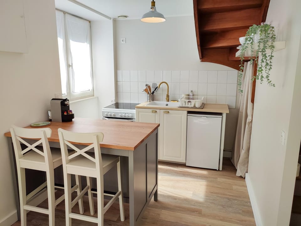 Kitchen or kitchenette, Dining area