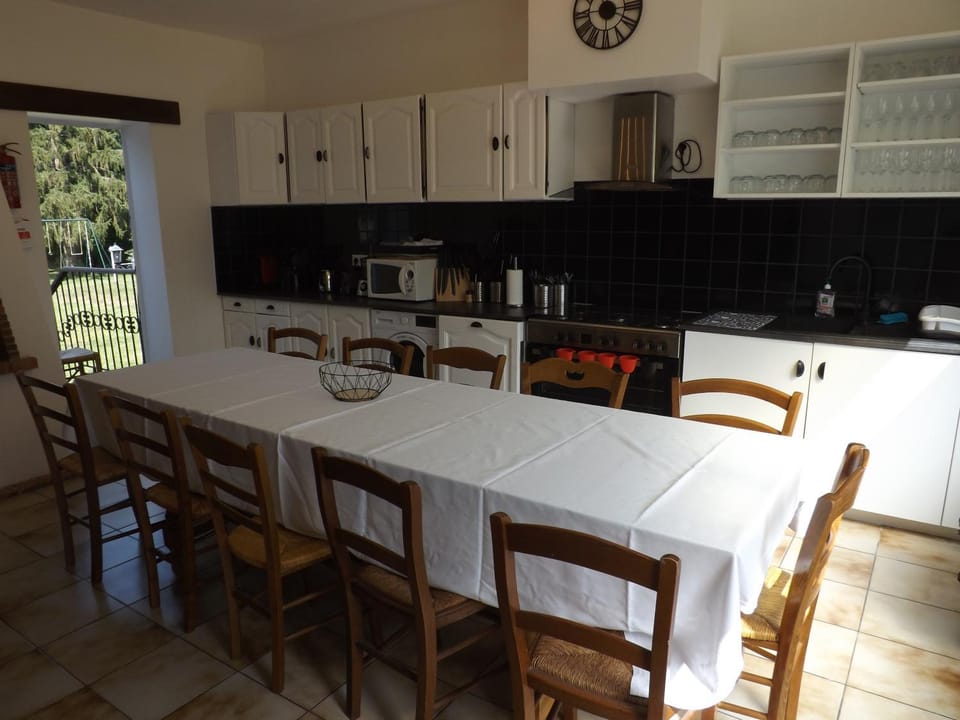 Kitchen or kitchenette, Dining area, minibar, pet friendly, stove