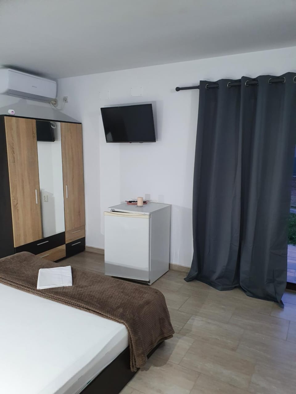 Bed, TV and multimedia, Photo of the whole room, Bedroom, air conditioner