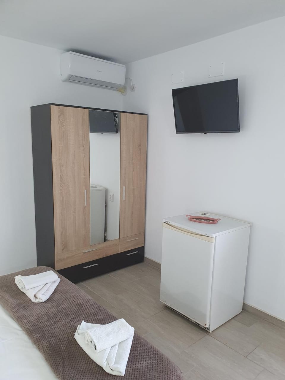 Communal lounge/ TV room, Bed, TV and multimedia, Photo of the whole room, Bedroom, towels, air conditioner