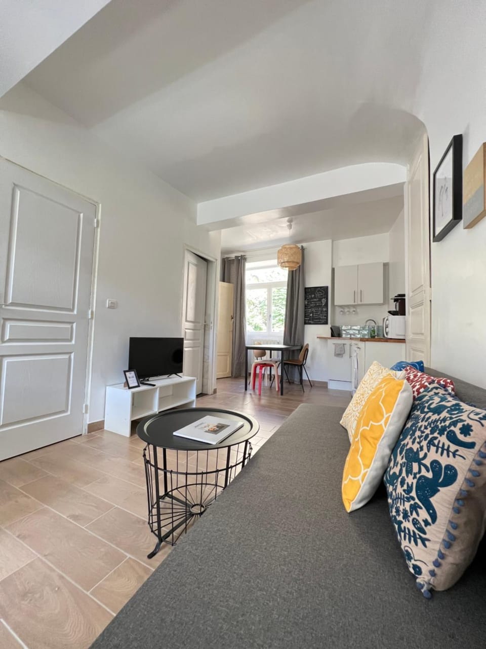 TV and multimedia, Living room, Photo of the whole room, Dining area