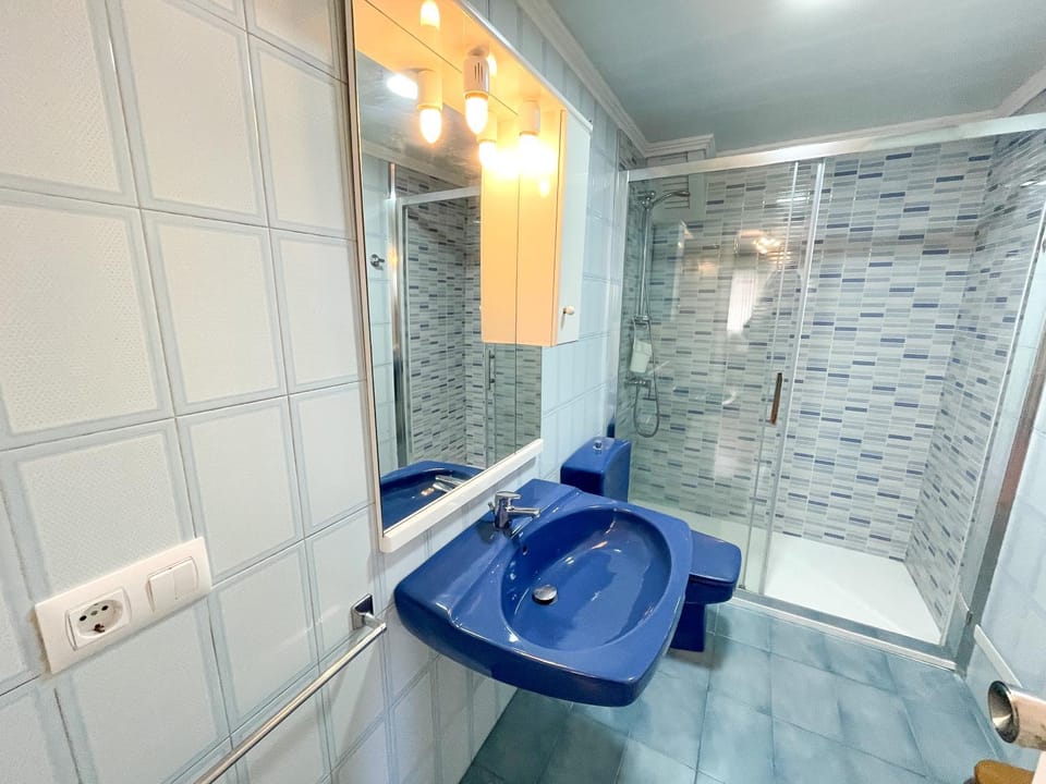 Shower, Spring, Bed, Activities, Winter, Summer, Bathroom, Balcony/Terrace, Beach, Hiking, Autumn, Sea view, Sports, Entertainment, children, children, children, young children, young children, young children, older children, older children, older children, group of guests, group of guests, group of guests, cot, Family, Family, Family, dishwasher, microwave, oven, washing machine