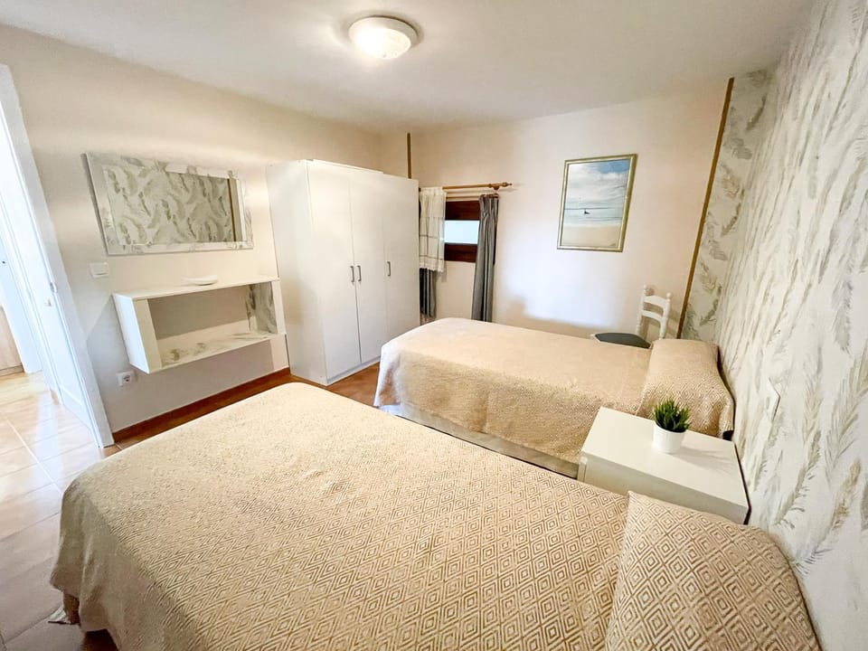Spring, Bed, Activities, Winter, Summer, Balcony/Terrace, Photo of the whole room, Beach, Hiking, Bedroom, Autumn, Sea view, Sports, Entertainment, children, children, children, young children, young children, young children, older children, older children, older children, group of guests, group of guests, group of guests, cot, Family, Family, Family, dishwasher, microwave, oven, washing machine