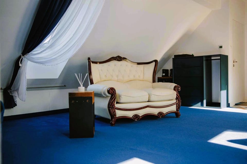 Bed, Living room, Other, Other, Other, Photo of the whole room, Seating area, Bedroom