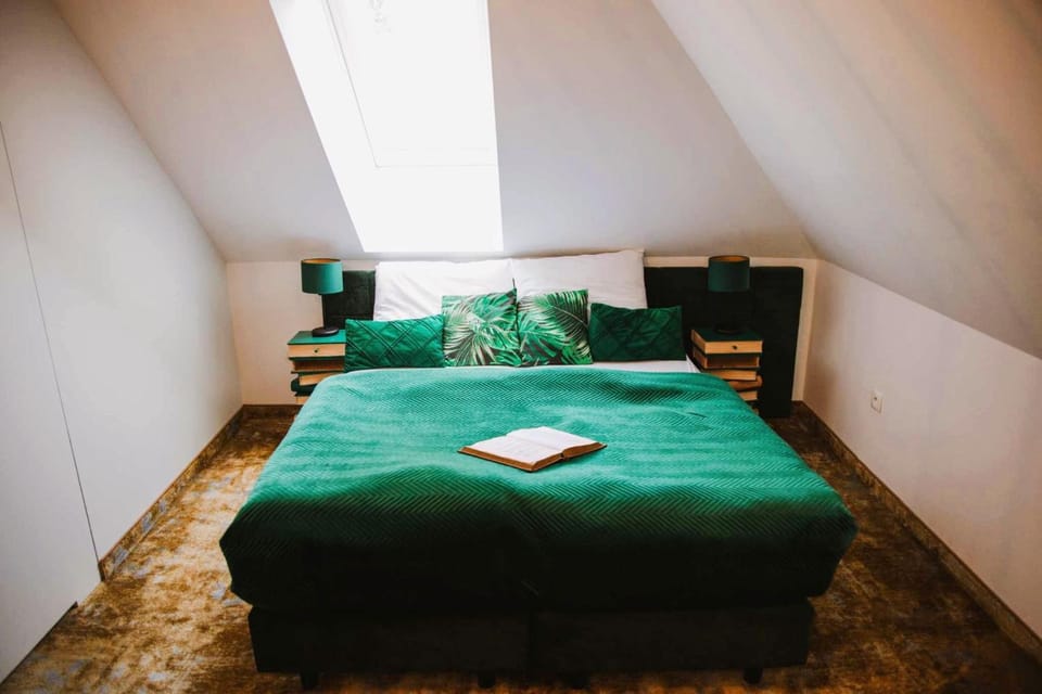 Bed, Other, Other, Other, Photo of the whole room, Bedroom, towels