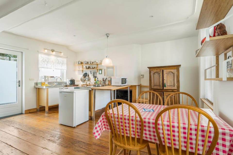 Kitchen or kitchenette, Dining area, minibar, kitchen