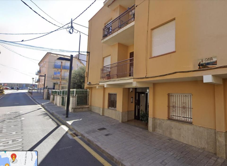 Property building, Day, Neighbourhood, Street view, Location