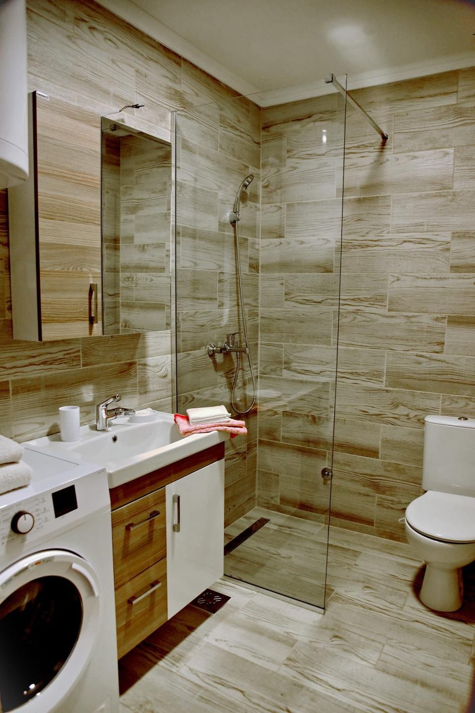 Shower, Toilet, Bathroom, towels, washing machine