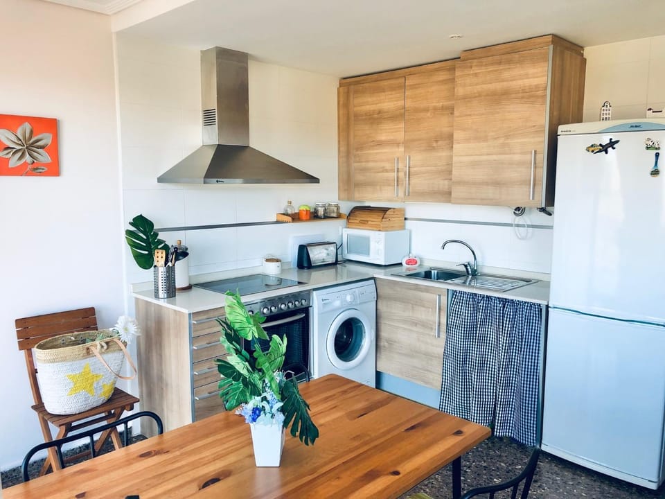 Kitchen or kitchenette, Dining area