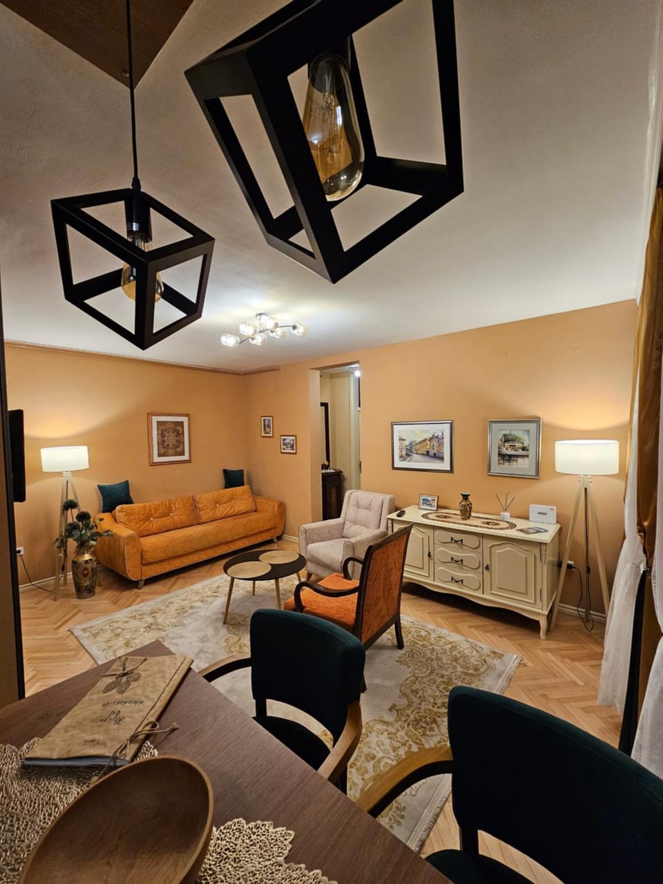 TV and multimedia, Living room, Seating area, Dining area