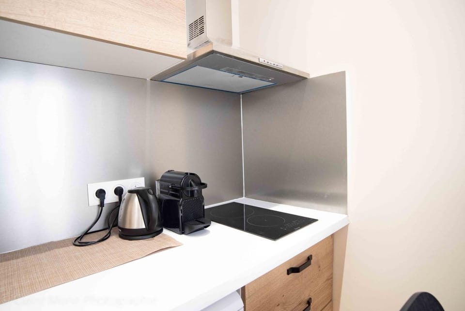Coffee/tea facilities, Kitchen or kitchenette, stove