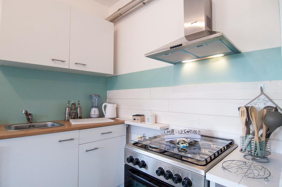 Coffee/tea facilities, Kitchen or kitchenette, pet friendly, stove