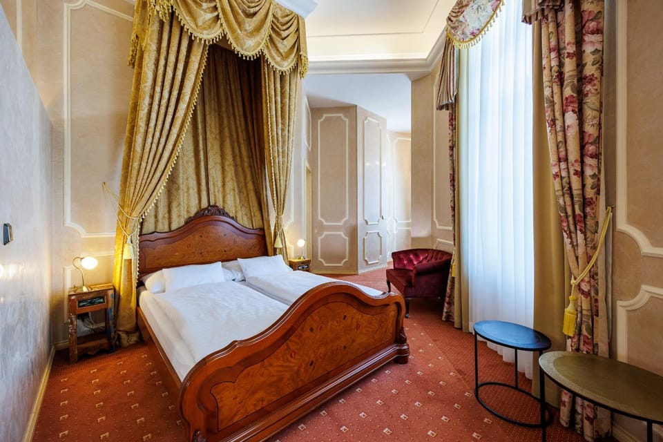 Bed, Photo of the whole room, Seating area, Bedroom