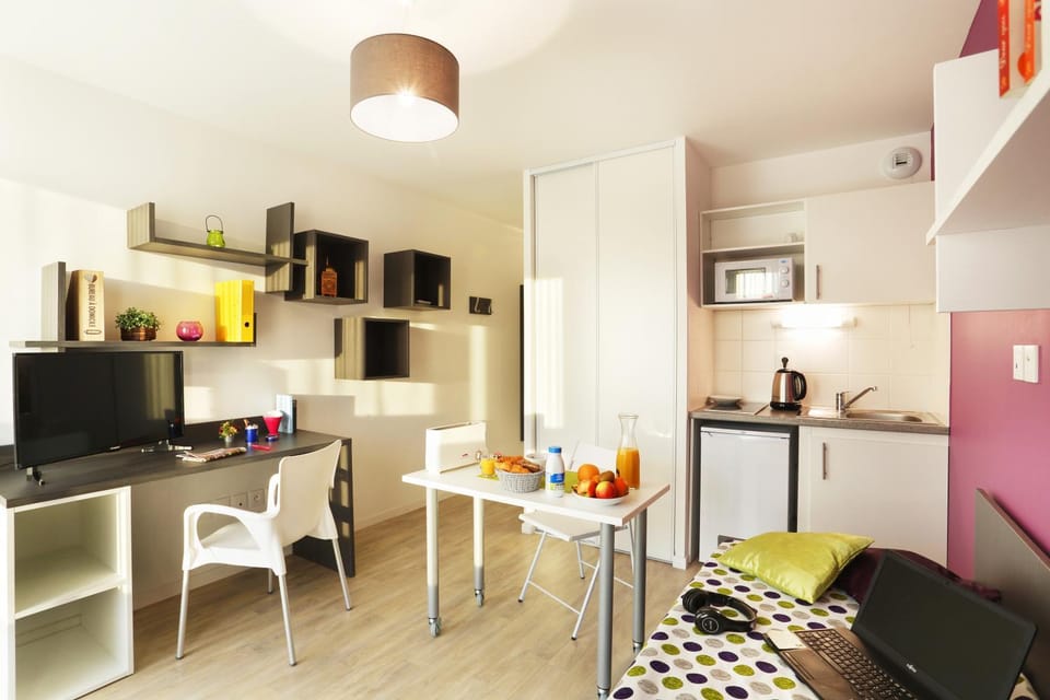 TV and multimedia, Coffee/tea facilities, Dining area, storage