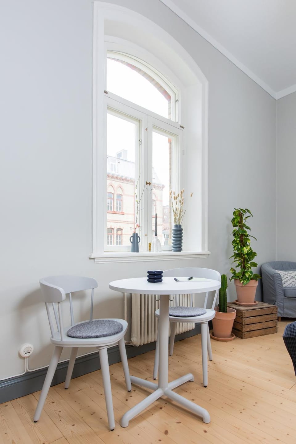 Photo of the whole room, Seating area