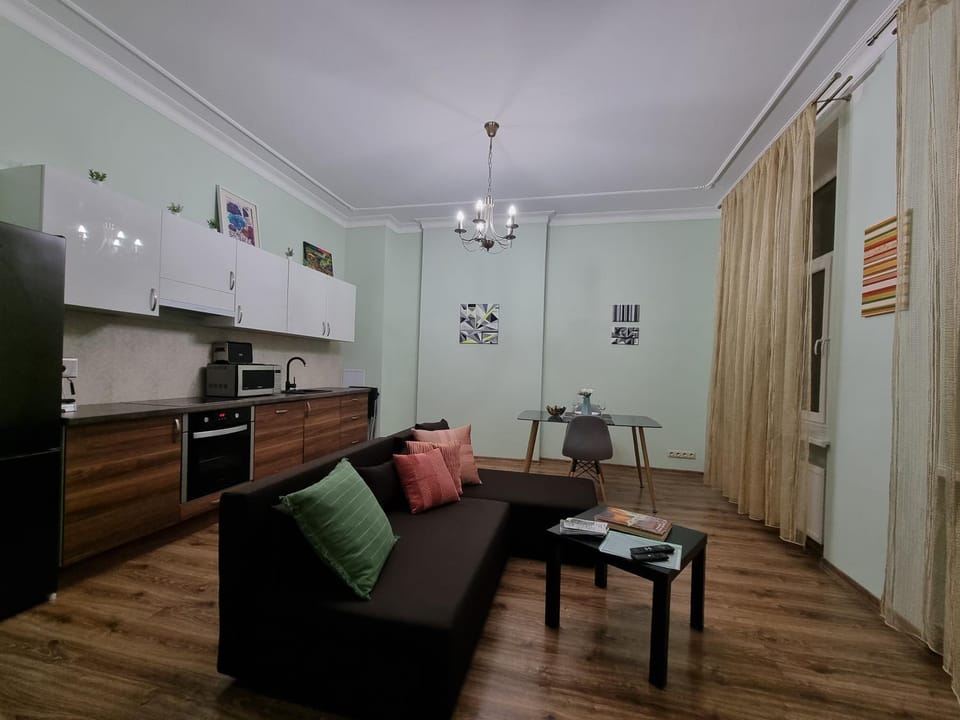Kitchen or kitchenette, Living room, Seating area, Dining area