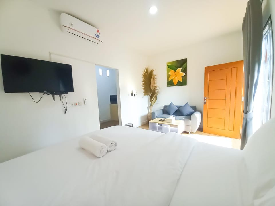 Communal lounge/ TV room, Bed, TV and multimedia, Photo of the whole room, Bedroom