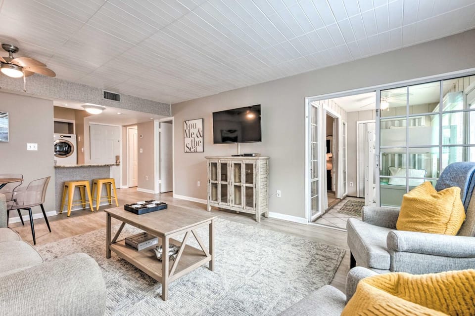 Sunny Destin Condo w/ Pool & Beach Access! House in Destin