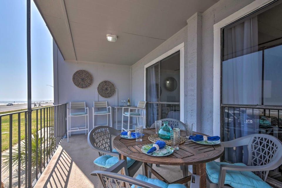Ocean-View Balcony: Family Gem on Seawall Blvd! House in Galveston Island
